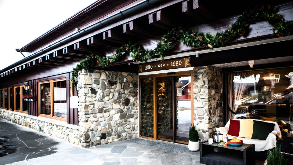 Ærverdige Geilo Hotel har en ypperlig plassering like ved skiheiser og turløyper og gjestene nyter godt av stedets årelange tradisjoner for hotelldrift av ypperste klasse.