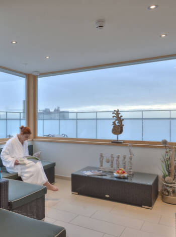 Von der Dachterrasse des Spa aus haben Sie einen tollen Blick über den Hafen und das Wattenmeer.