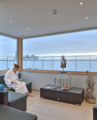 Von der Dachterrasse des Spa aus haben Sie einen tollen Blick über den Hafen und das Wattenmeer.