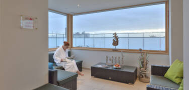 Fra takterrassen på spaet har du flott utsikt over havnen og Vadehavet.