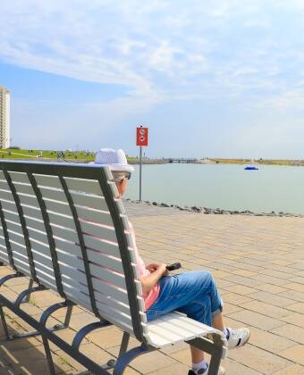 Den lange digepromenaden er det perfekte stedet for en spasertur.