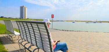 Den lange digepromenade indbyder til at gå en tur.