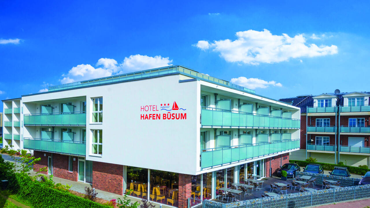 Hotellet er centralt beliggende, kun få skridt fra havnen, men alligevel meget roligt for et afslappende ophold.