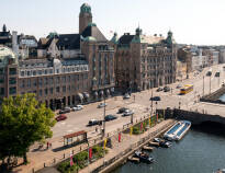 Hier wohnen Sie im Zentrum von Malmö, gegenüber dem Hauptbahnhof, in einem klassischen Hotel mit berühmter Geschichte.