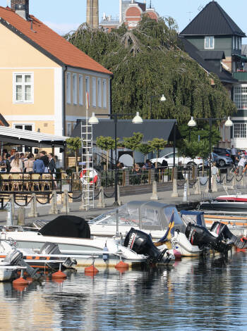 Åhus Gästgivaregård har ett mysigt läge vid Helge å.