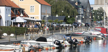 Åhus Gästgivaregård har en koselig beliggenhet ved elvebredden.