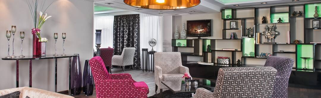 Book Club Lounge-pakken og få daglig adgang til raffinerede snacks og førsteklasses drikkevarer samt en opgradering til et stilfuldt Club-værelse.