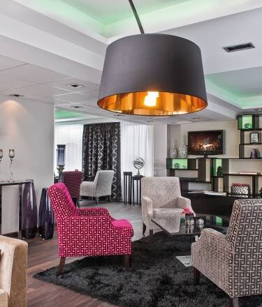 Bestill Club Lounge-pakken og få daglig tilgang til utsøkte snacks og førsteklasses drikke, i tillegg til en oppgradering til et stilig Club Room.
