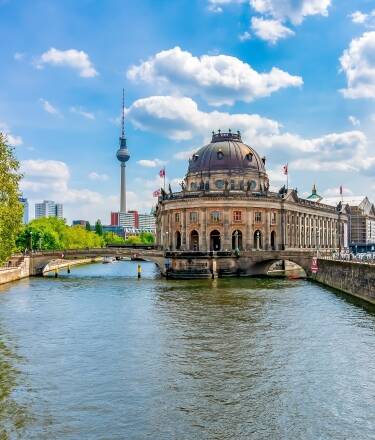 Berlin är en europeisk huvudstad som måste besökas. Hotellets centrala läge gör det till en idealisk bas för att utforska stadens berömda kulturella och historiska landmärken.