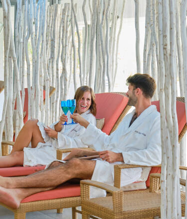 Slapp av på hotellets spa, med luksuriøse behandlinger, basseng og mye mer.