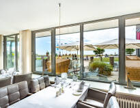 I hotellets restaurang ”Sandperle” kan du avnjuta din måltid med utsikt över saltmarkerna.