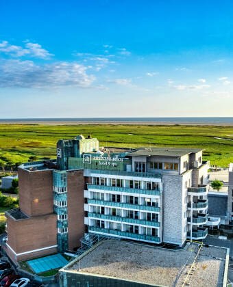 Ambassador Hotel and Spa ligger lige ved St Peter-Ording's livlige strandpromenade.