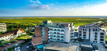 Ambassador Hotel and Spa ligger lige ved St Peter-Ording's livlige strandpromenade.