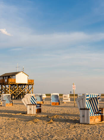 Den underbara stranden vid St Peter-Ording är 12 kilometer lång och upp till 2 kilometer bred.