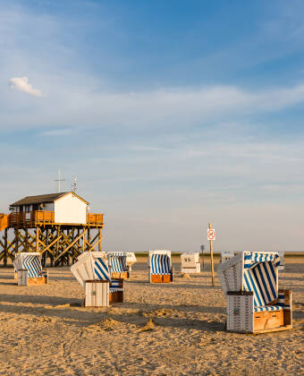 Den vidunderlige strand ved St. Peter-Ording er 12 kilometer lang og op til 2 kilometer bred.