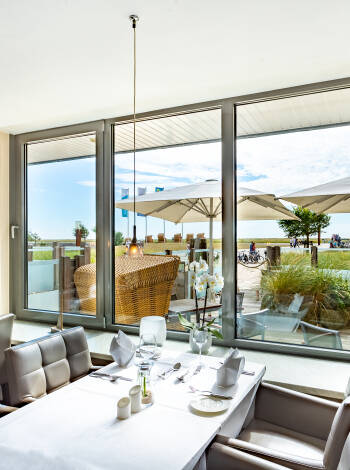 I hotellets restaurant «Sandperle» kan du nyte måltidet med utsikt over saltmarkene.