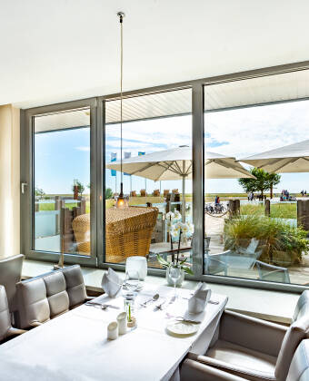 In the hotel restaurant ‘Sandperle’ you can enjoy your meal with a view of the salt marshes.