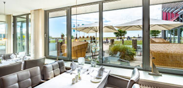 I hotellets restaurant «Sandperle» kan du nyte måltidet med utsikt over saltmarkene.