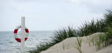 Endast en kort promenad bort inbjuder Hulsig strand dig att tillbringa fridfulla dagar vid sant och vatten.