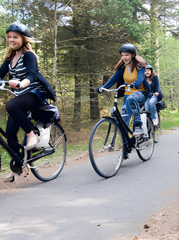 Utforska Nordjyllands fantastiska landskap med cykel- och vandringsleder som slingrar sig genom skogar, sanddyner och kustlinjen.