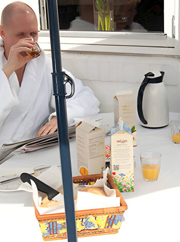 Start hver morgen med nybakt brød, kaker og en komplett frokostmeny - klar til å nytes i feriehuset ditt.