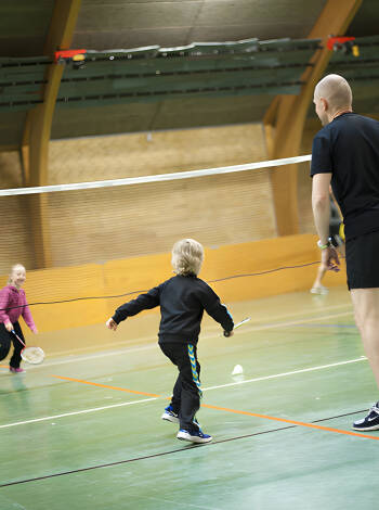 Sie können sich sowohl in der Halle als auch im Freien sportlich betätigen, z. B. mit Tennis, Minigolf, Beachvolleyball und einer Sporthalle für Badminton, Tischtennis und mehr.