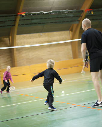 Håll dig aktiv med sportaktivitete både inomhus och utomhus som tennis, minigolf, beachvolleyboll och en idrottshall för badminton och bordtennis.