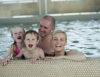 Entspannen Sie sich im Indoor-Aqua-Center mit Wasserrutsche, Sauna, Dampfbad und viel Platz für die Kinder zum Planschen und Spielen.