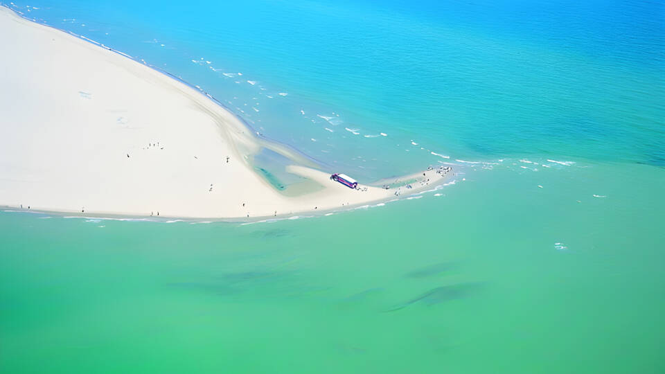 Nur 12 Kilometer von Dänemarks nördlichster Stadt entfernt, bietet Skagen Strand einen einfachen Zugang zu Naturwundern wie der Råbjerg Meile und Grenen, wo zwei Meere aufeinander treffen.