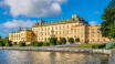 Besuchen Sie das Schloss Drottningholms.  Machen Sie einen Familienausflug nach Skansen oder spazieren Sie durch den nahe gelegenen Hagaparken.