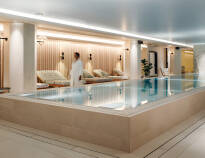 Slapp av i hotellets nydelige spa-område med innendørsbasseng, boblebad, dampbad og badstue.