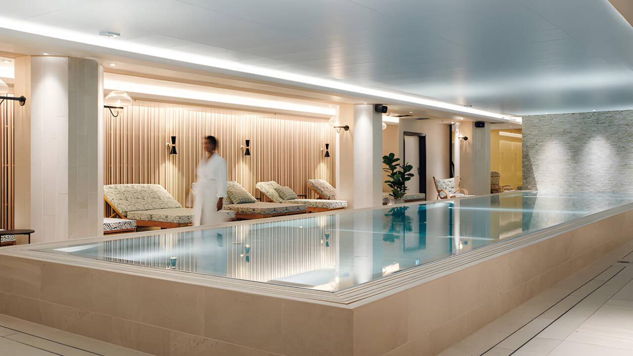 Slap af i hotellets lækre spaområde med indendørs pool, boblebad, dampbad og sauna.