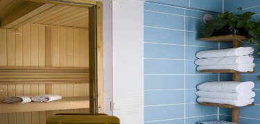 Du kan slappe av i badstuen eller spille biljard i den koselige "stuen".