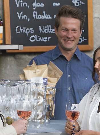 Njut av goda drinkar på uteserveringen eller i lobbyn.