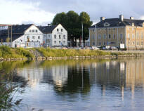 Hotell Blå Blom ligger i hamnen där industrihistoria blandas med natur.