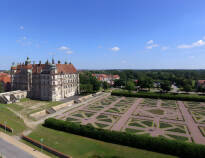 Imponerende Güstrow Slott ligger bare 15 km. fra hotellet!