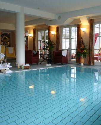 Förbättra din vistelse med tillgång till hälsoavdelningen med inomhuspool, finsk bastu och infraröd bastu, som är tillgänglig mot en extra kostnad.