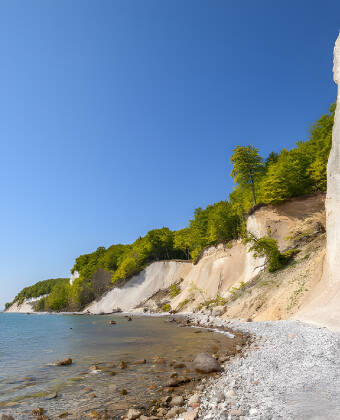 Besök ett av Rügens landmärken, den UNESCO listade nationalparken Jasmund, med sina branta klippväggar.