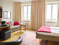 I bor på flotte, nyligt renoverede værelser, og der er mulighed for ekstra opredninger på dobbeltværelserne.