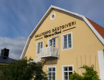 Halltorps Gästgiveri byder på en historisk atmosfære med aner fra 1700-tallet.