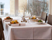 Probieren Sie das wunderbare Restaurant mit seiner ausgezeichneten Küche und der Aussicht auf das Meer.