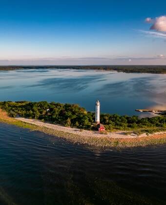 Hotellet är beläget söder om Borgholm på Öland som är Sveriges näst störst,a ö.