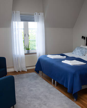 Sov gott i bekväma och renoverade dubbelrum på Halltorps Gästgiveri.