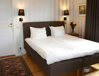 I bor i komfortable værelser og kan vælge mellem enkelt- og dobbeltværelser.