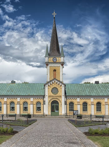 Entdecken Sie die idyllische Ortschaft Borgholm und ihre vielen Sehenswürdigkeiten, darunter Kirchen, ein Schloss, Museen, Cafés und vieles mehr.