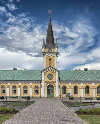 Entdecken Sie die idyllische Ortschaft Borgholm und ihre vielen Sehenswürdigkeiten, darunter Kirchen, ein Schloss, Museen, Cafés und vieles mehr.