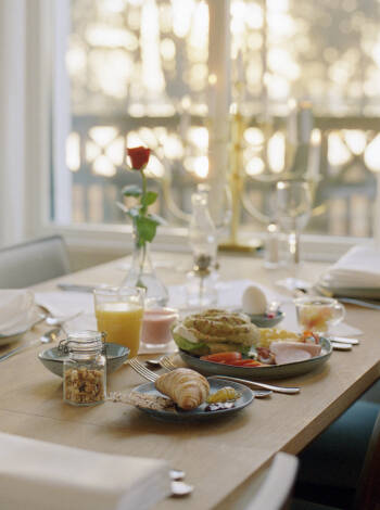 Börja din morgon med en utsökt frukostbuffé med färska bröd och bakverk från hotellets konditori och bageri.