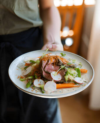 Probieren Sie den authentischen Geschmack der Region, indem Sie Gerichte aus den besten lokalen Zutaten genießen.