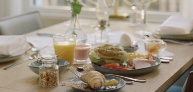 Börja din morgon med en utsökt frukostbuffé med färska bröd och bakverk från hotellets konditori och bageri.