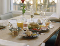 Start din morgen med en lækker morgenmadsbuffet med frisk brød og kager fra hotellets bageri.